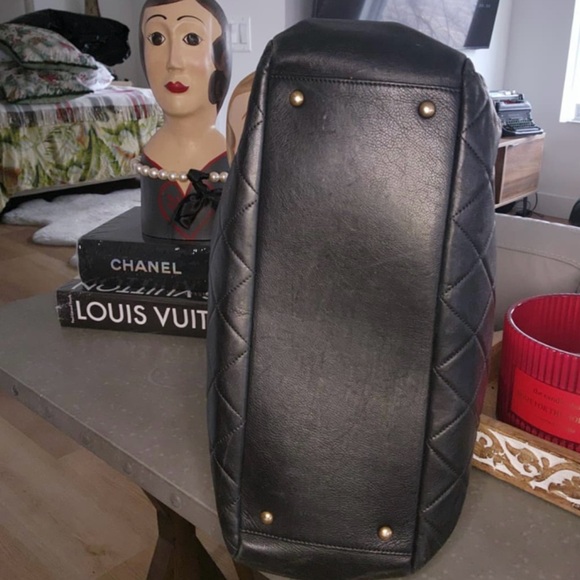 Chanel Black Quilted Shoulder Bag with Gold Accents - Picture 16 of 16